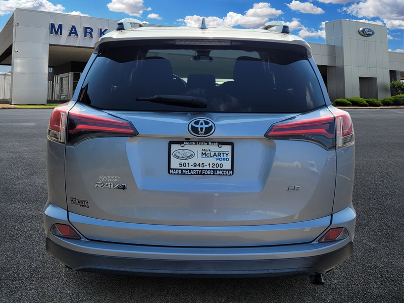 2017 Toyota RAV4 LE photo 3