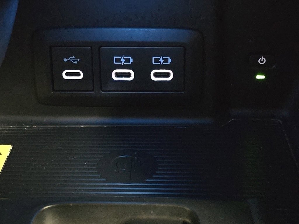 2023 Toyota Venza LE photo 3