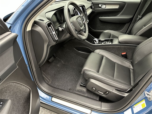 2025 Volvo XC40 Plus photo 3