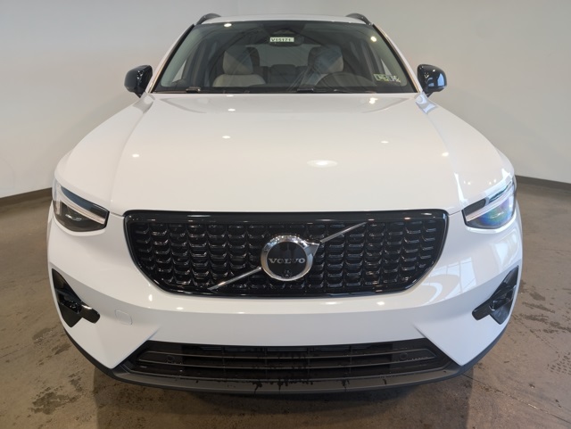 2026 Volvo XC40 photo 2