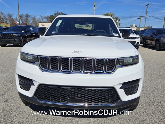 2025 Jeep Grand Cherokee Laredo photo 2