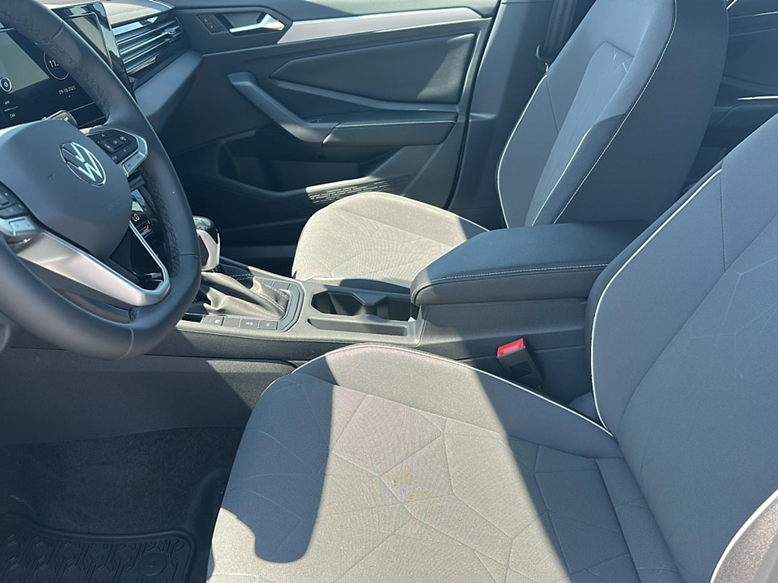 2025 Volkswagen Jetta 1.5T Sport photo 4