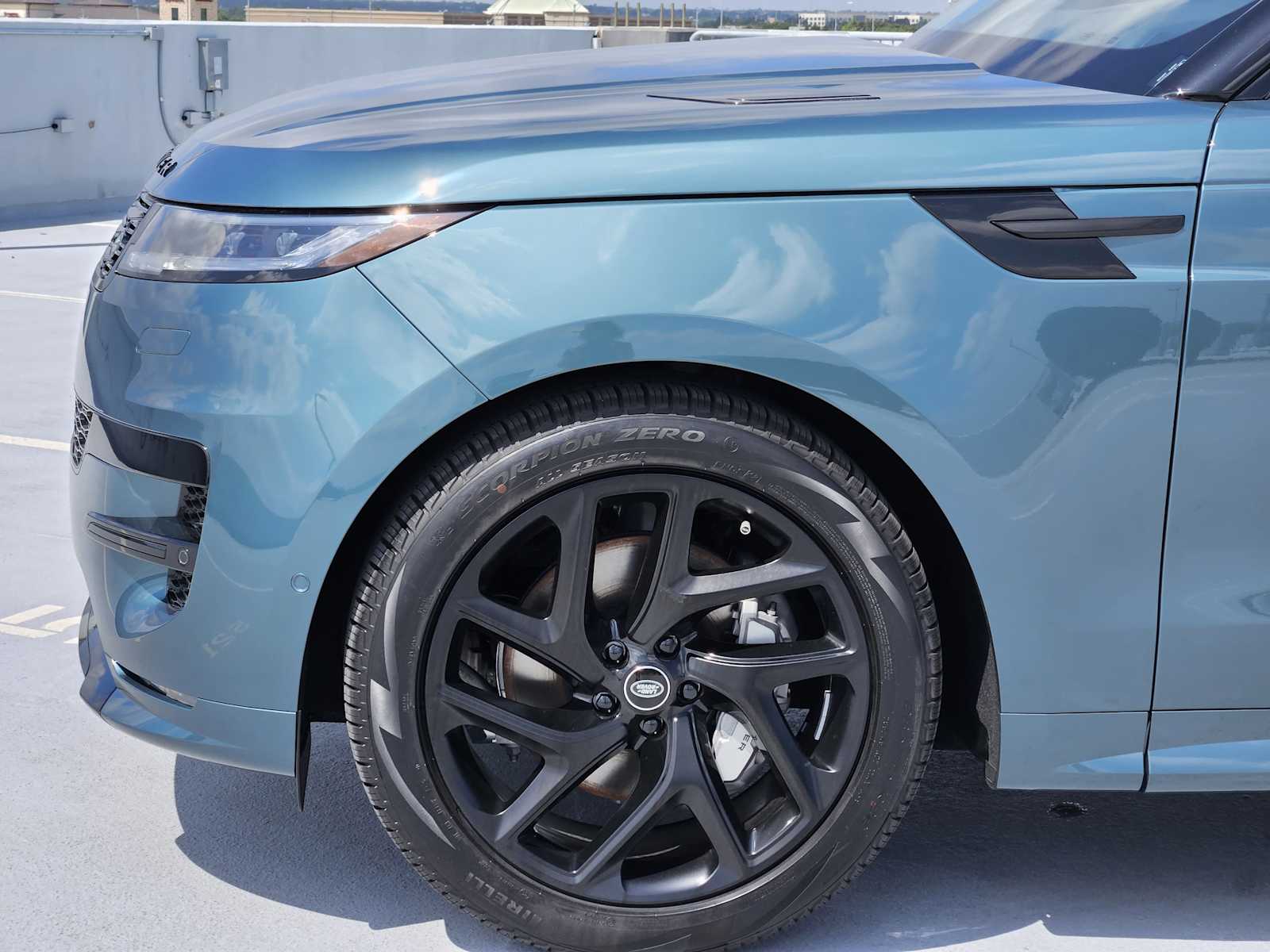 2025 Land Rover Range Rover Sport SE photo 9