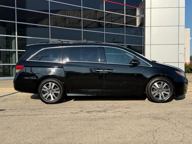 2016 Honda Odyssey Touring photo 2