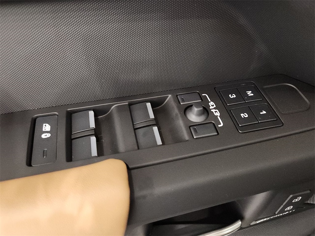 2025 Land Rover Defender 110 S photo 17