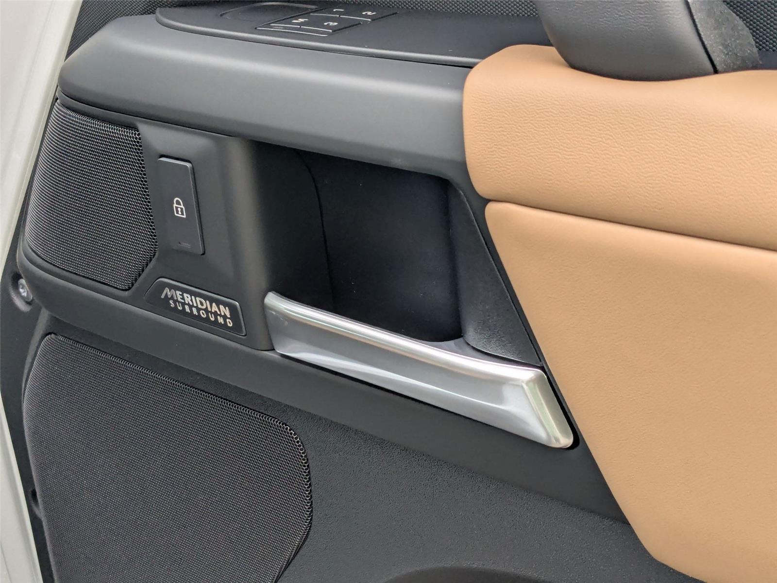 2025 Land Rover Defender 130 X-Dynamic SE photo 30
