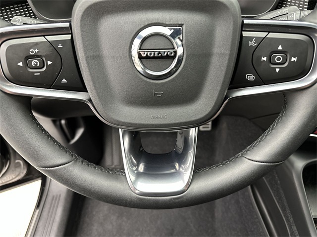 2022 Volvo XC40 R-Design photo 6
