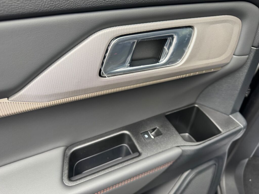 2025 Ford Explorer photo 8