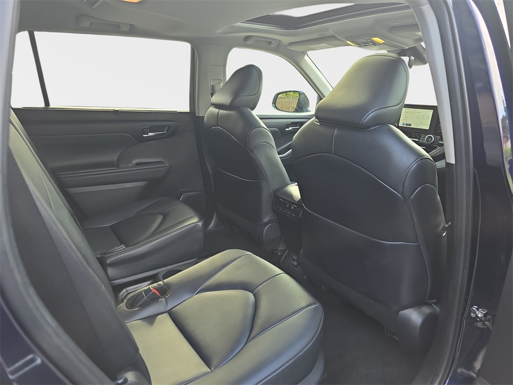 2024 Toyota Highlander XLE photo 10