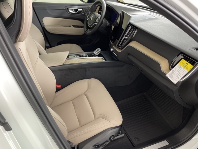 2026 Volvo XC60 Plus photo 45
