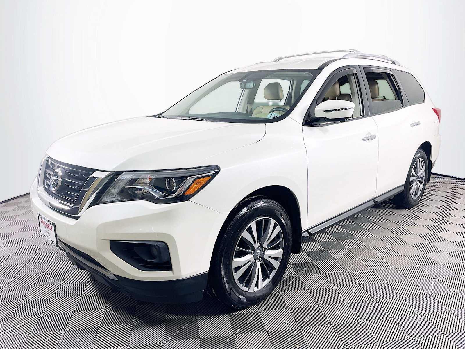 2020 Nissan Pathfinder SL's photo