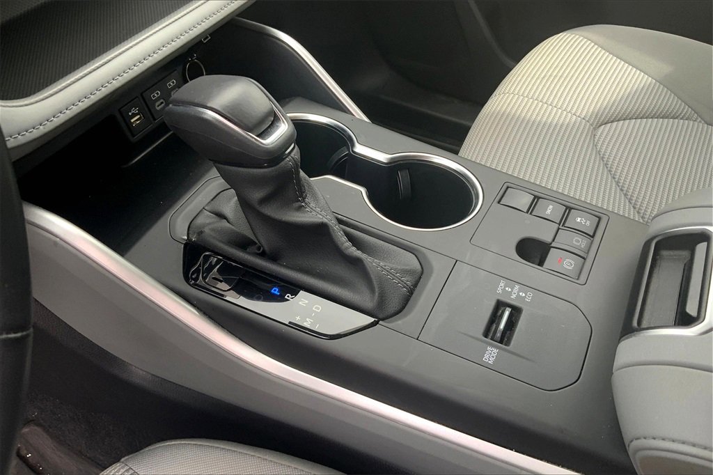 2024 Toyota Highlander LE photo 14