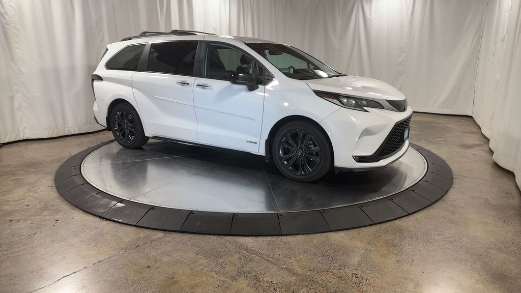 2021 Toyota Sienna XSE photo 2