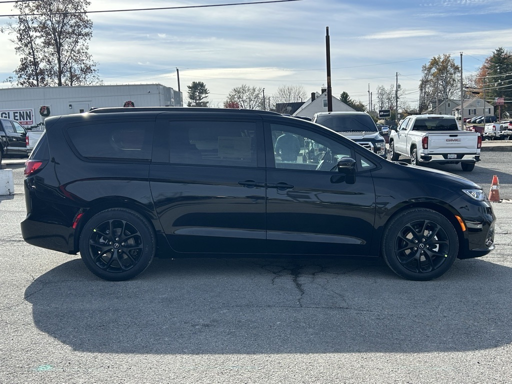 2026 Chrysler Pacifica photo 3