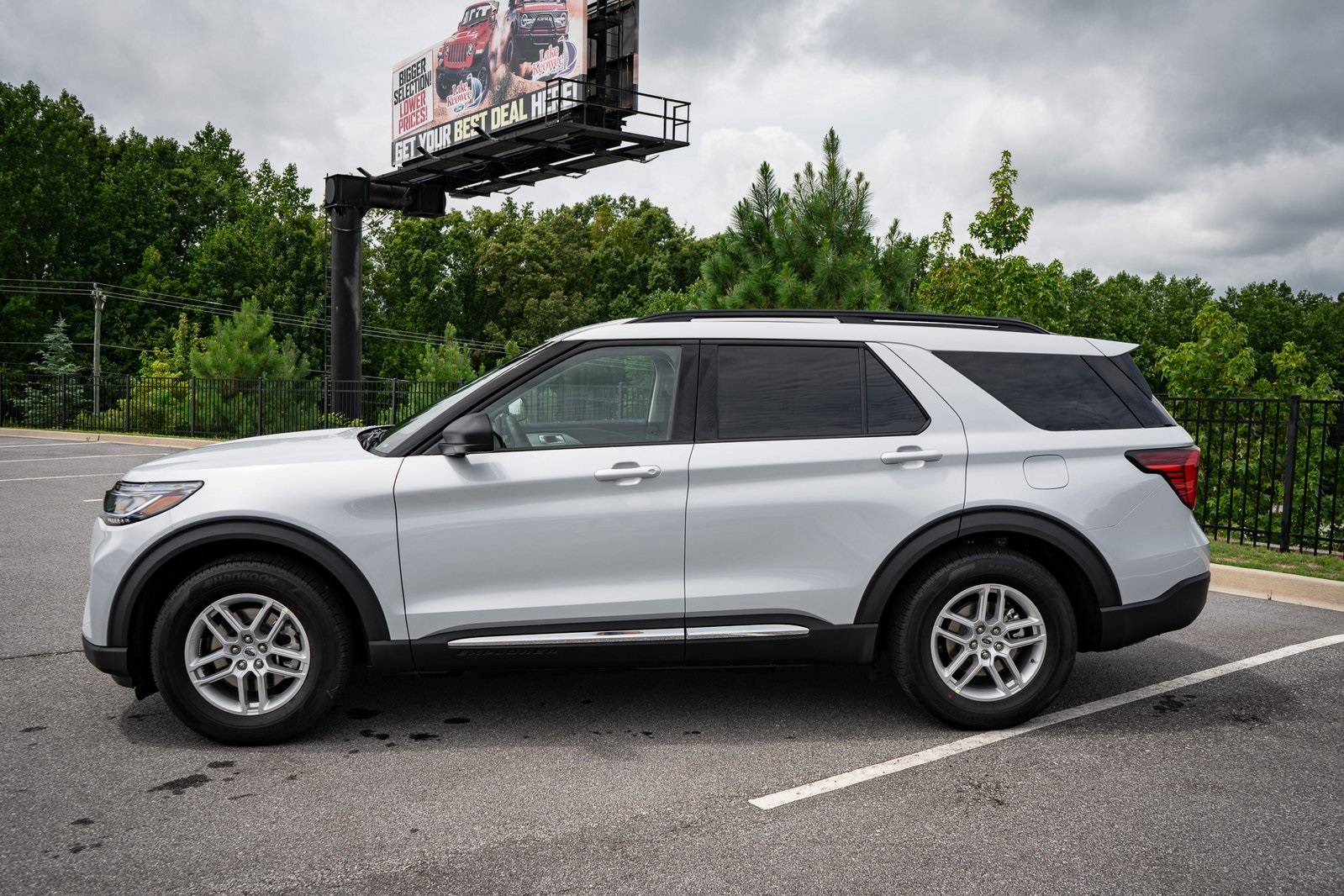 2025 Ford Explorer photo 3