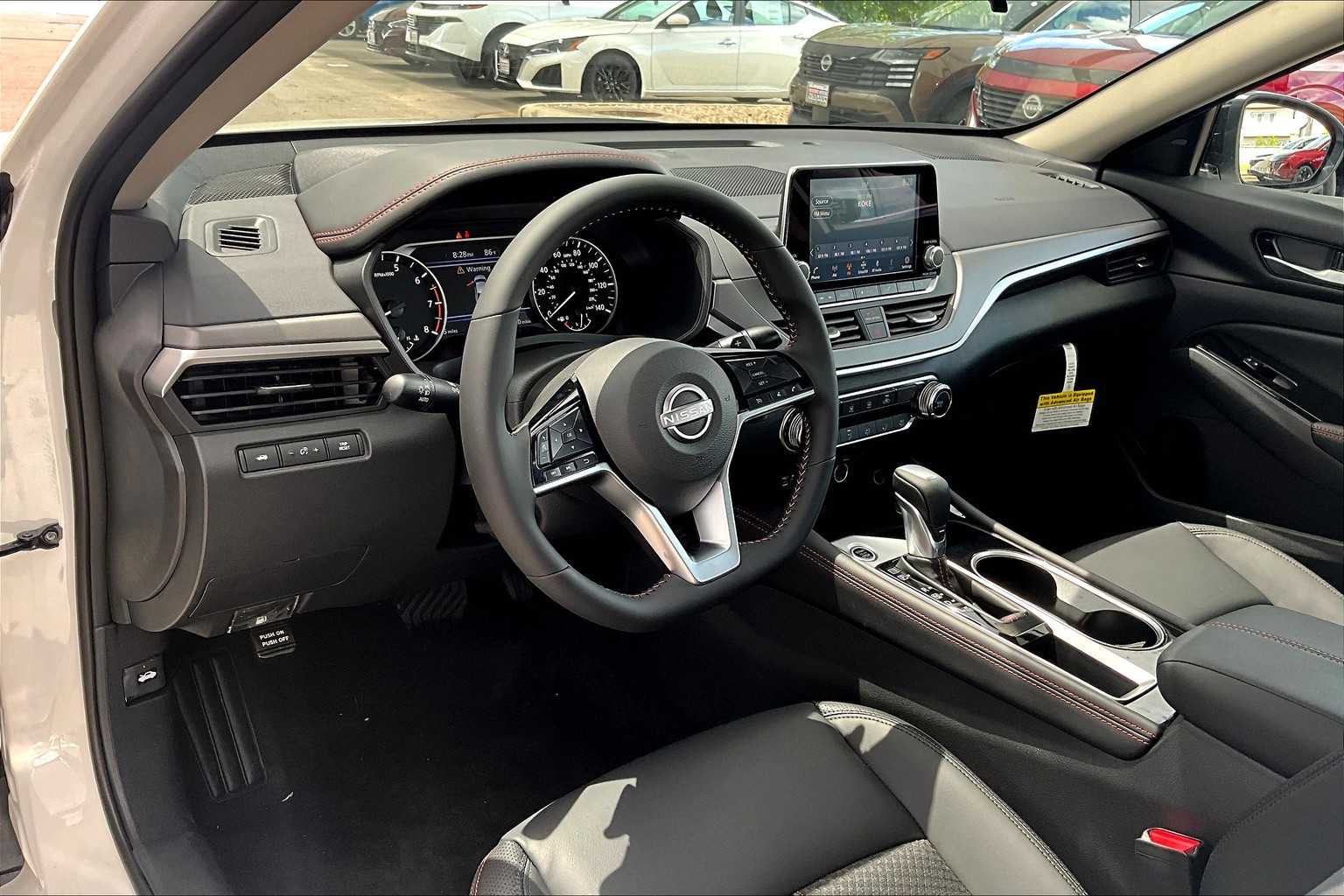 2025 Nissan Altima SR photo 9