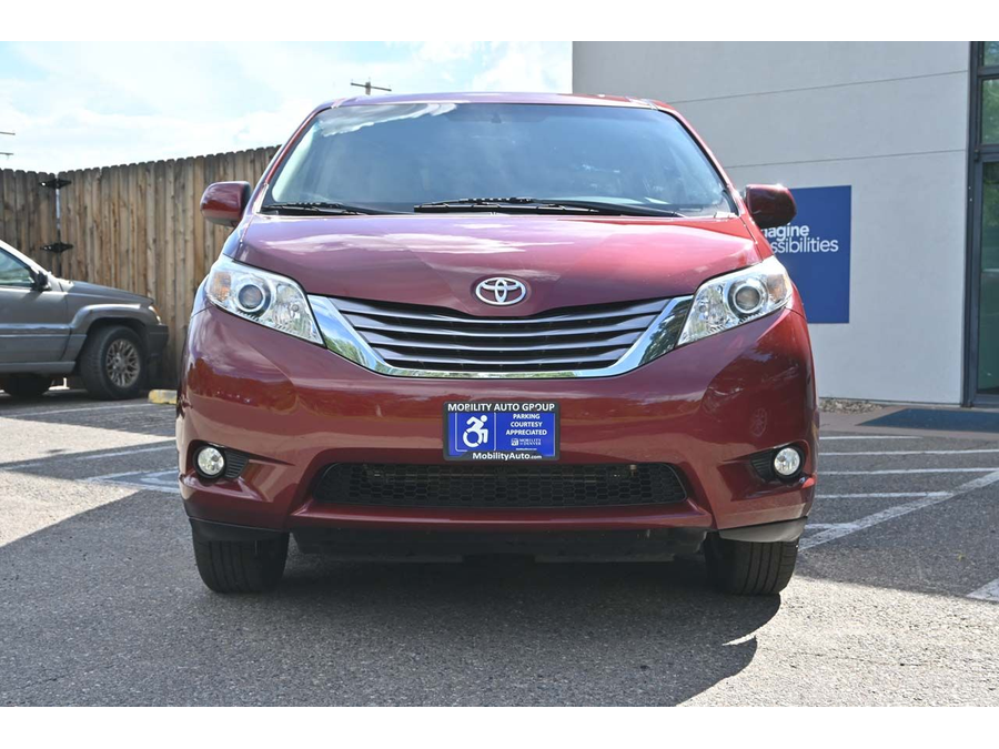 2017 Toyota Sienna XLE photo 3