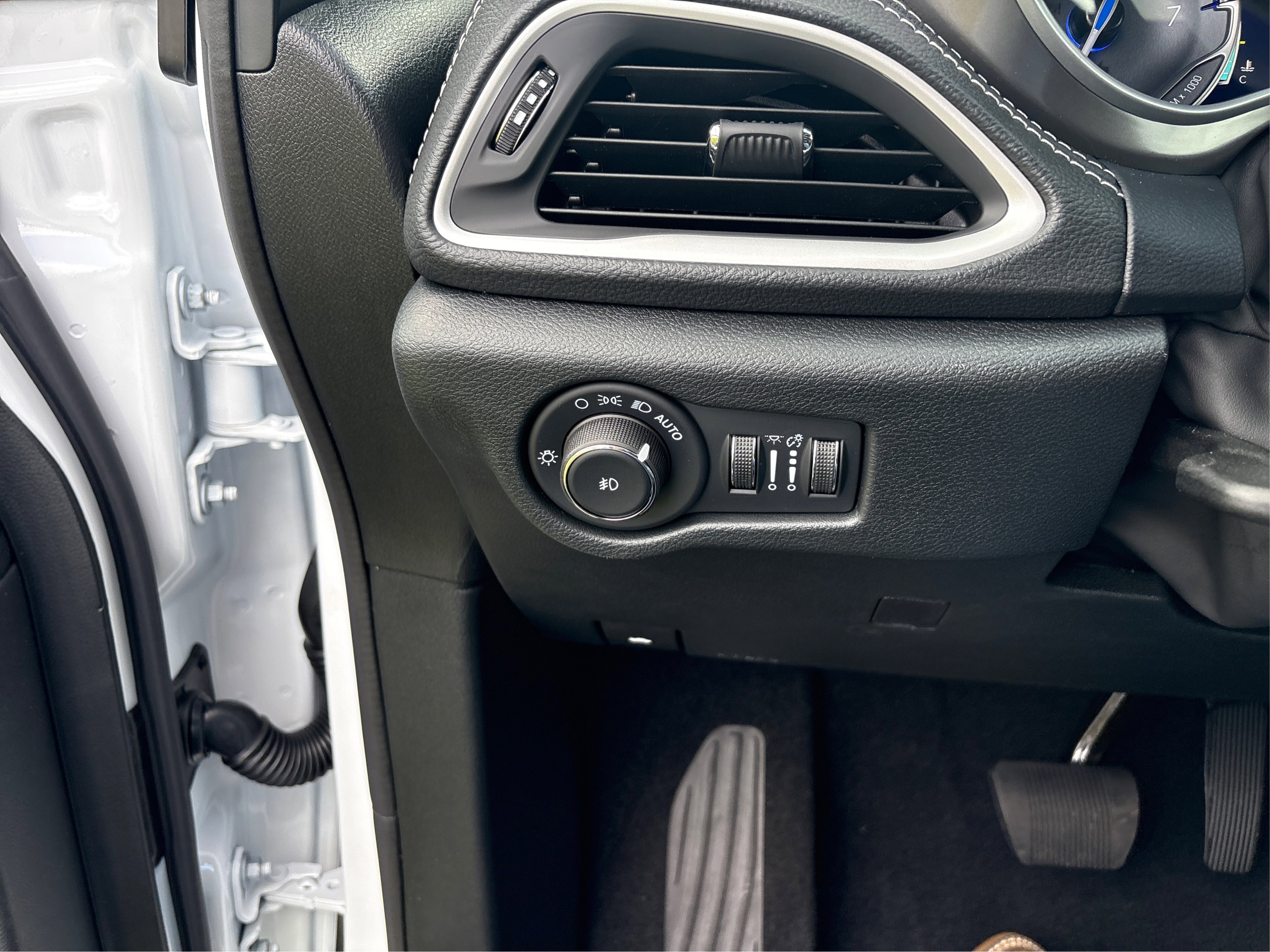 2026 Chrysler Pacifica photo 13