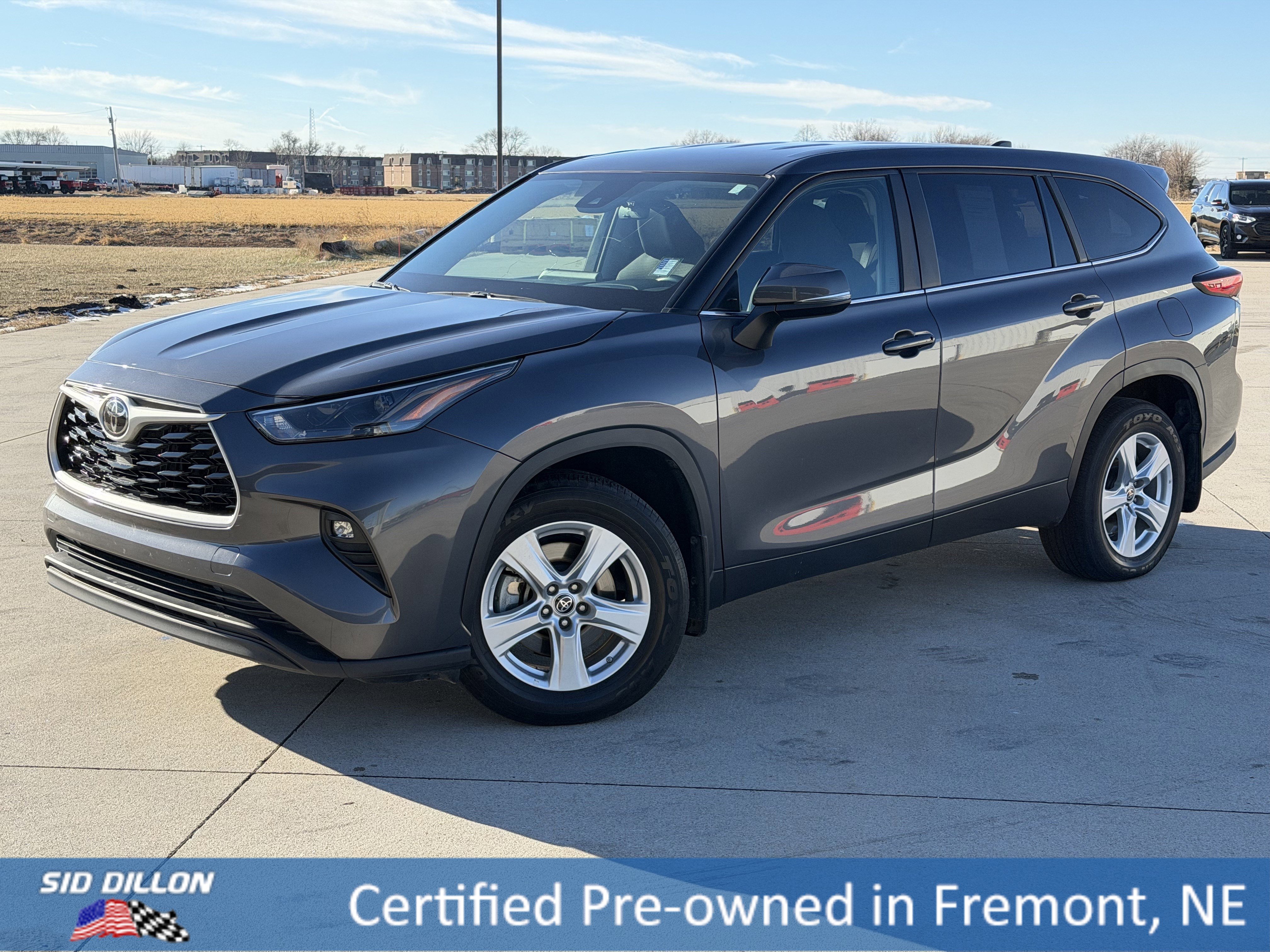 2023 Toyota Highlander LE's photo