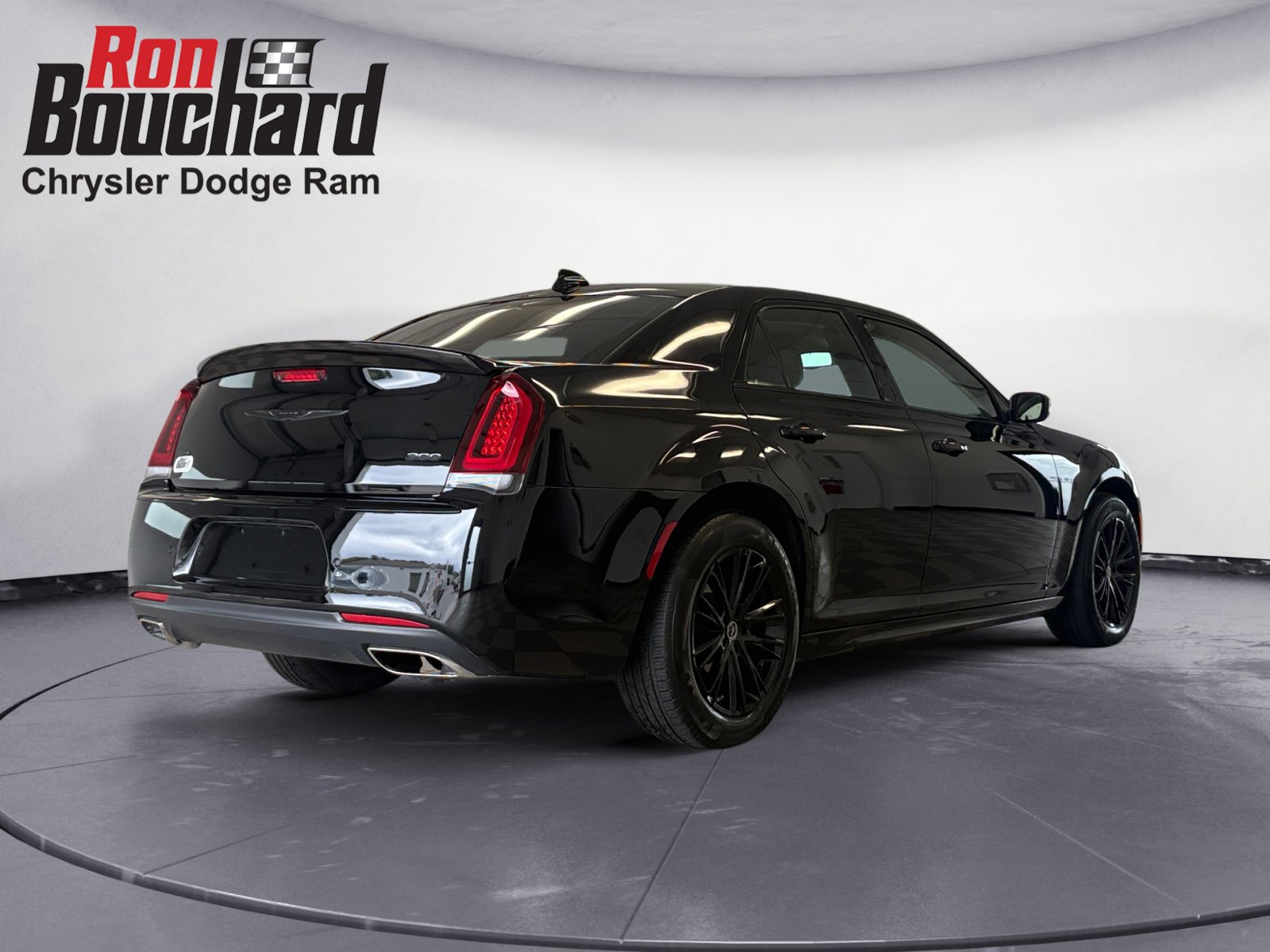 2022 Chrysler 300 Touring L photo 2