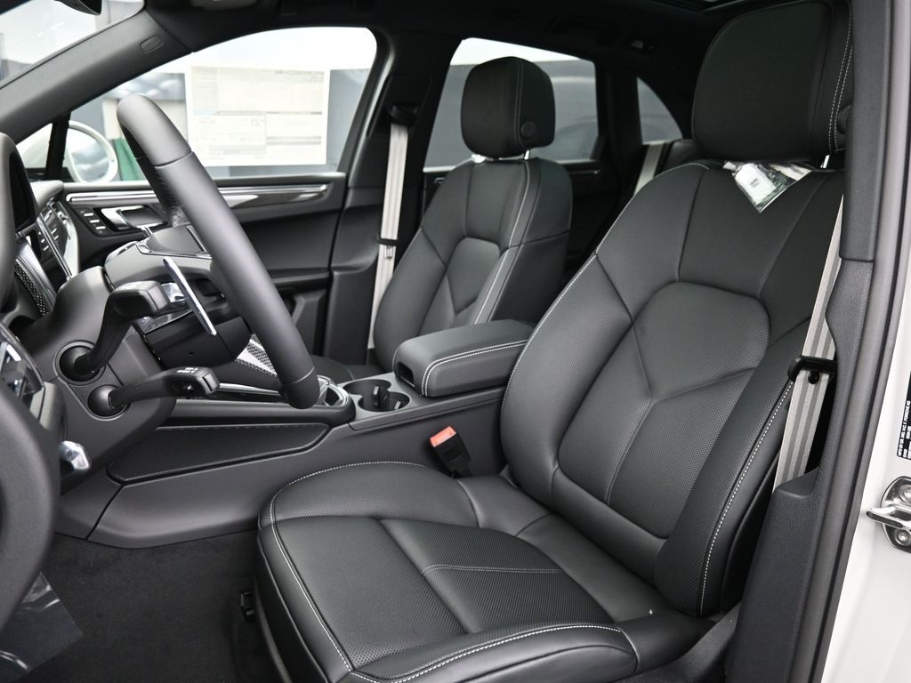 2026 Porsche Macan T photo 5