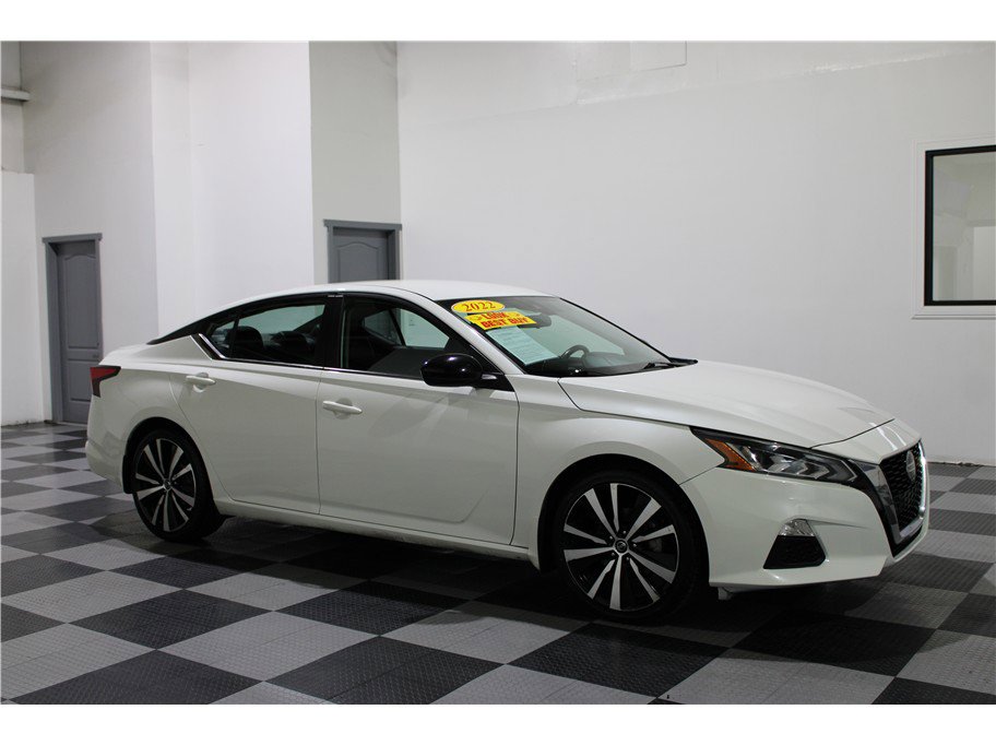 2022 Nissan Altima SR's photo