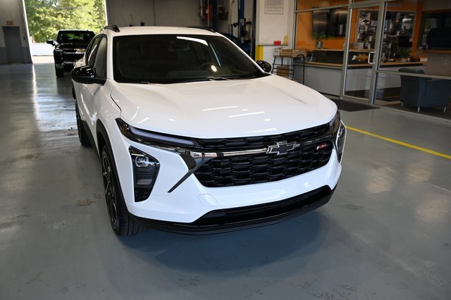 2025 Chevrolet Trax photo 3