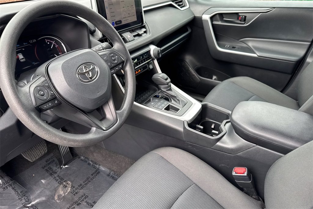 2024 Toyota RAV4 LE photo 8