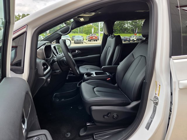 2026 Chrysler Voyager LX photo 13
