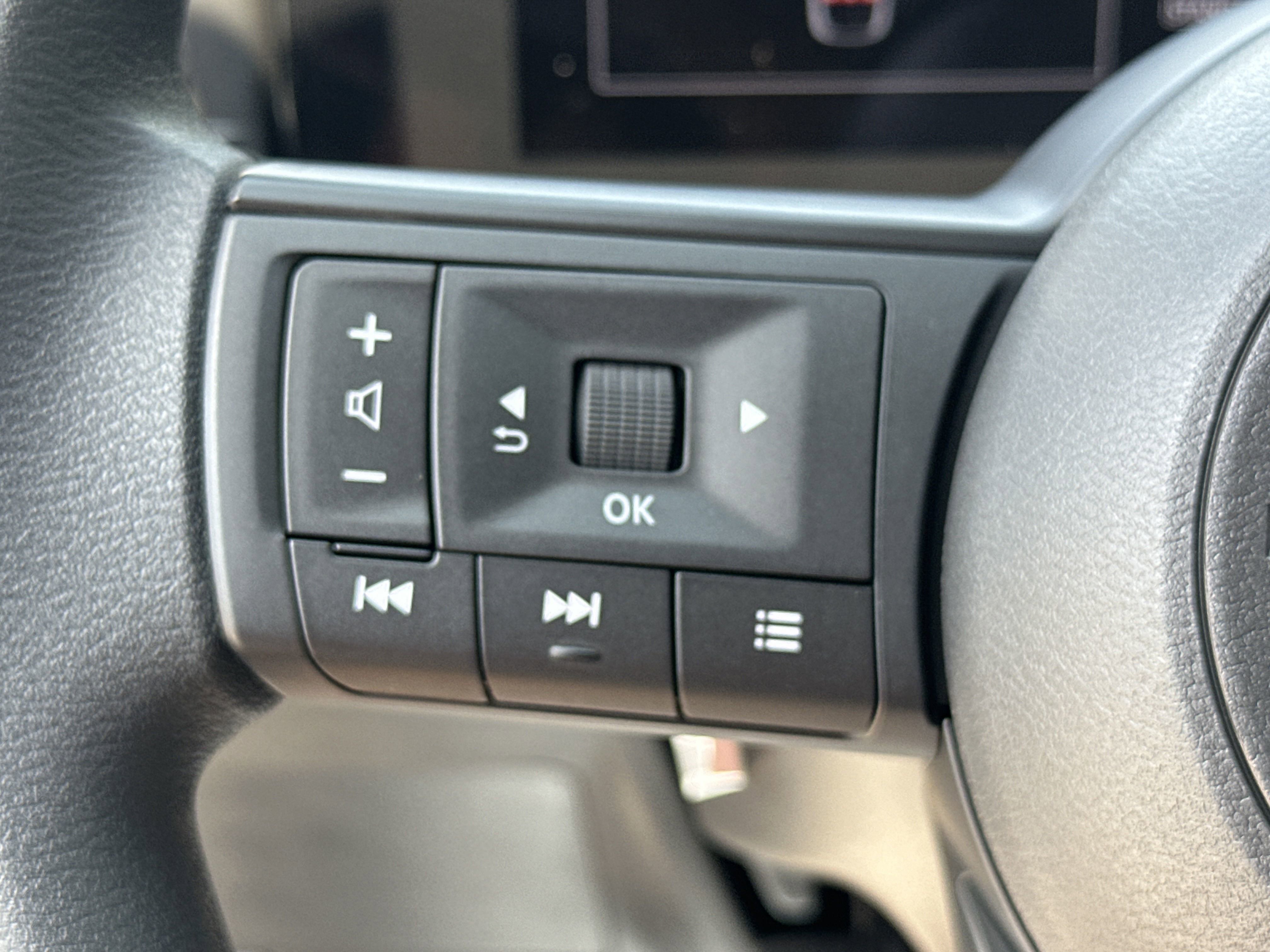 2025 Nissan Kicks SV photo 5