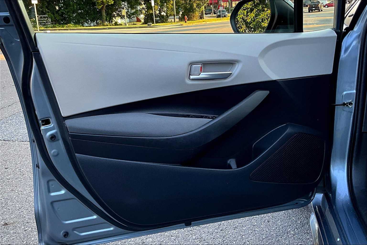 2021 Toyota Corolla LE photo 20