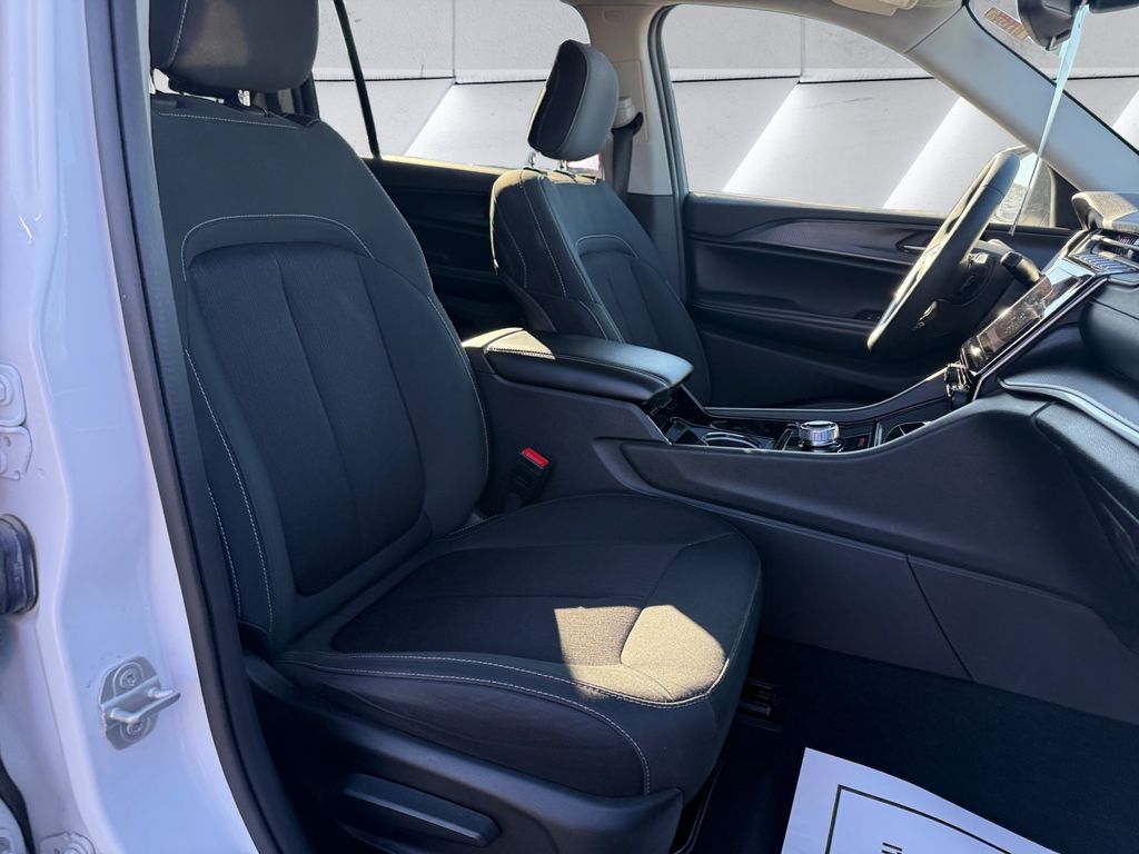 2023 Jeep Grand Cherokee Laredo photo 13