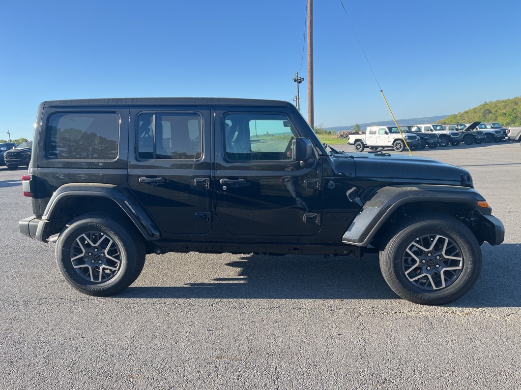 2025 Jeep Wrangler Sahara photo 4