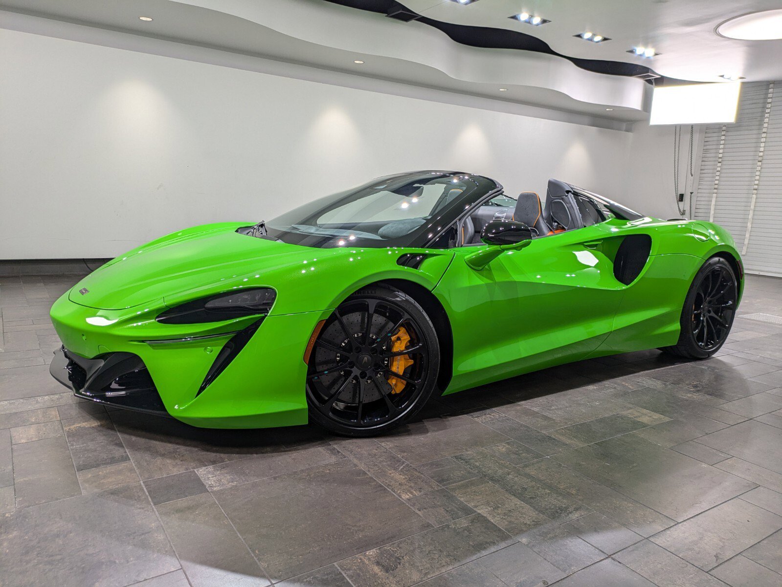 Used 2025 Mantis Green McLaren Performance Spider image 1