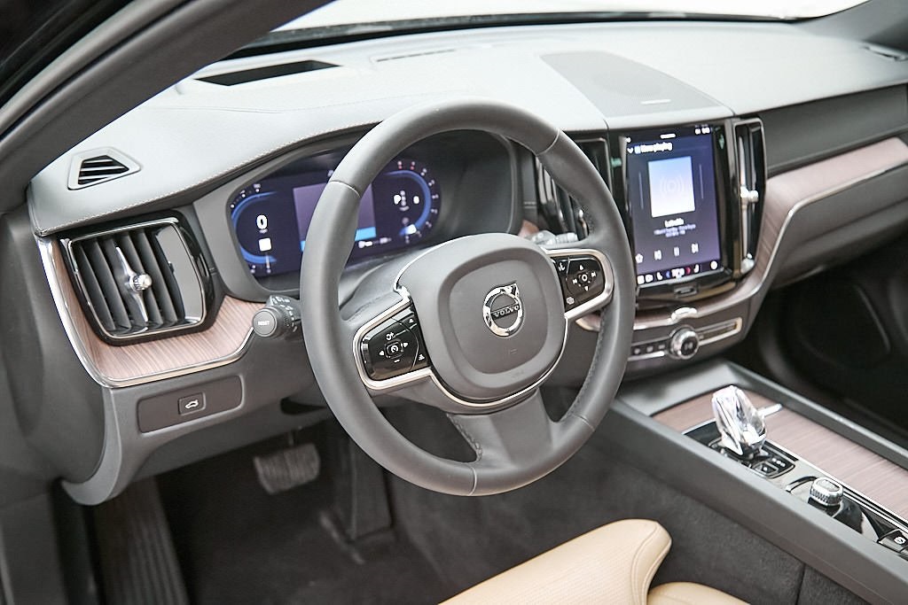 2023 VOLVO XC60 - Image 12