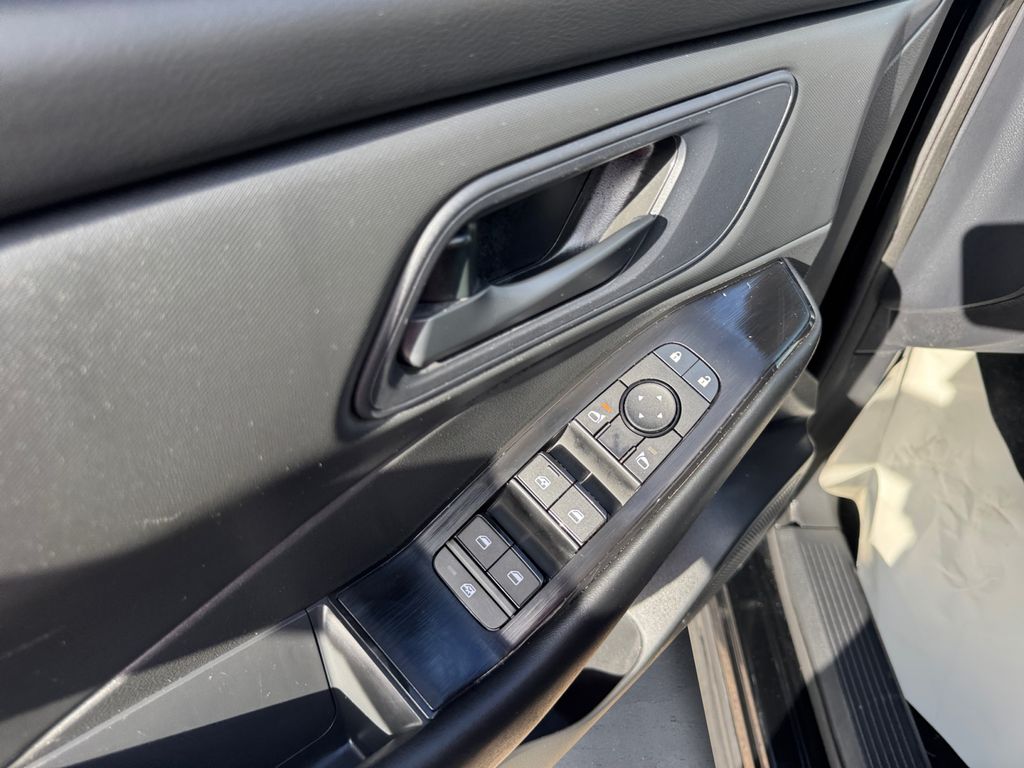 2025 Nissan Rogue S photo 10
