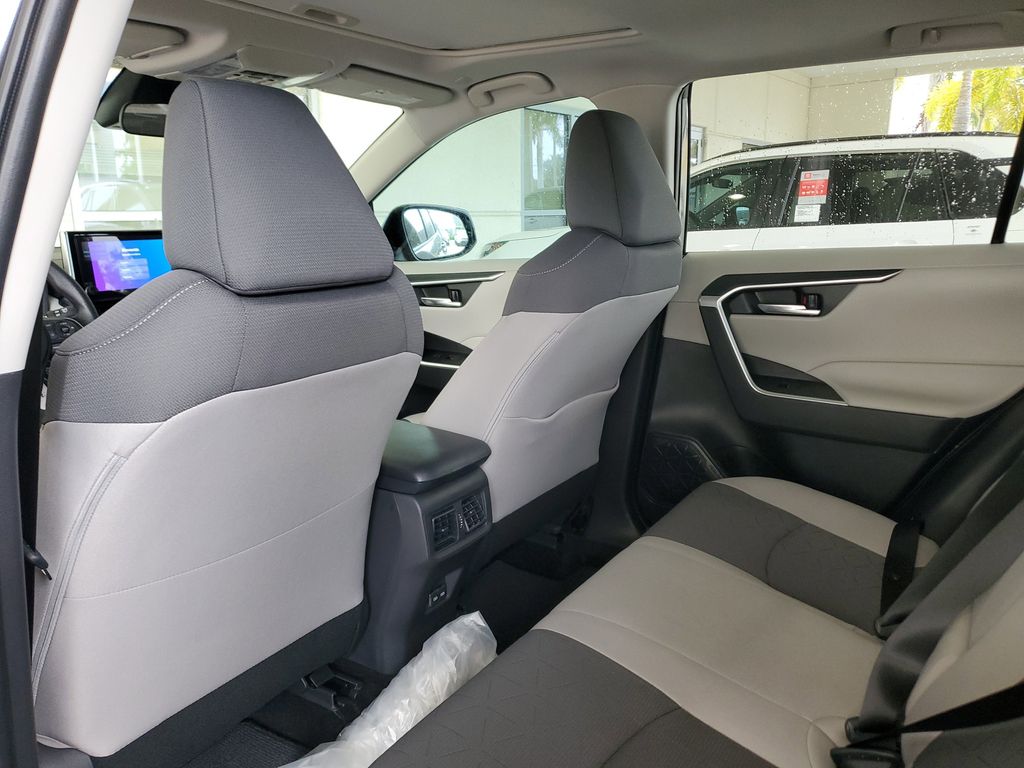 2025 Toyota RAV4 XLE photo 17