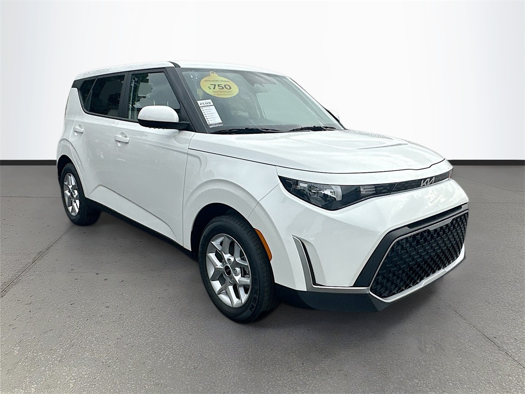 2025 Kia Soul LX's photo