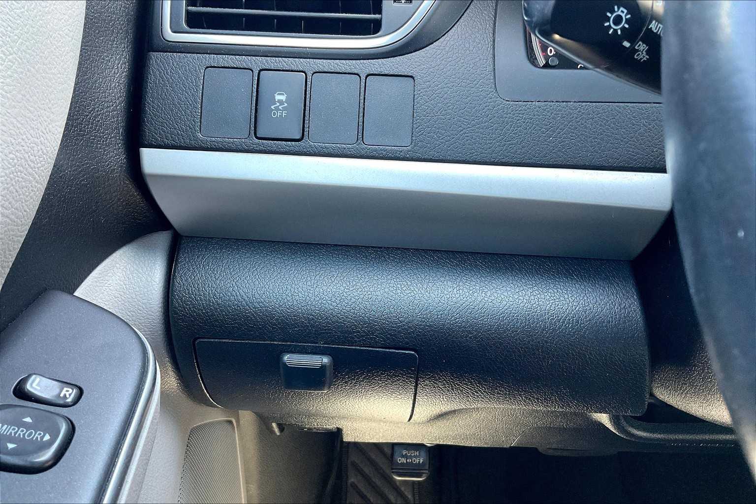 2017 Toyota Camry SE photo 34