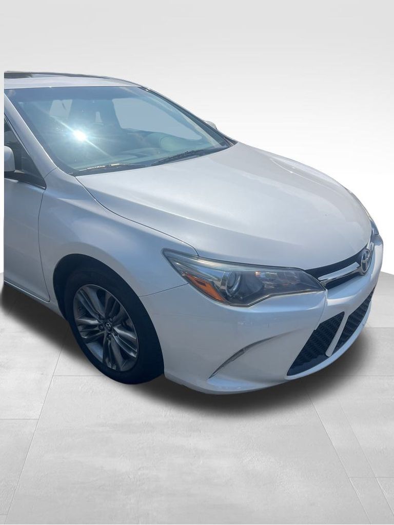 2017 Toyota Camry SE photo 5