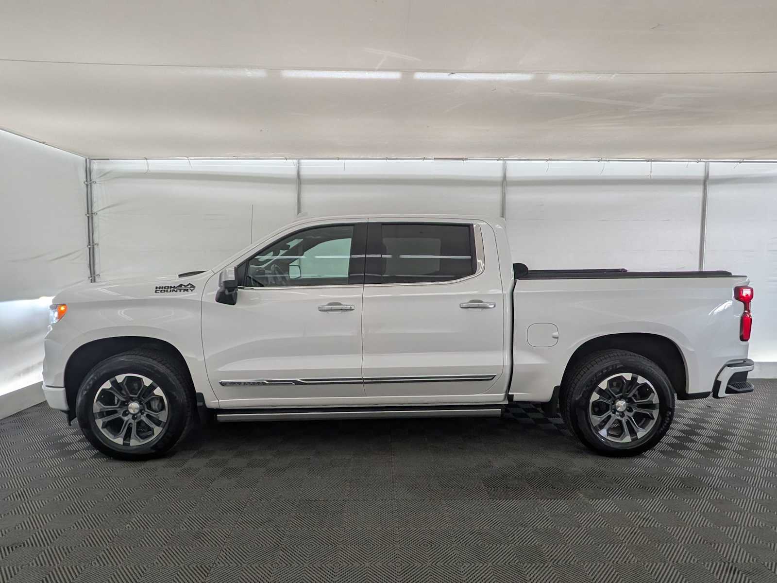 2023 Chevrolet Silverado 1500 High Country photo 2