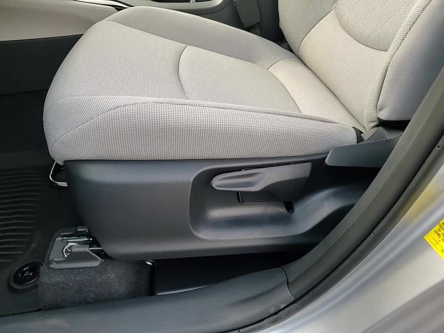 2025 Toyota Corolla Cross LE photo 15