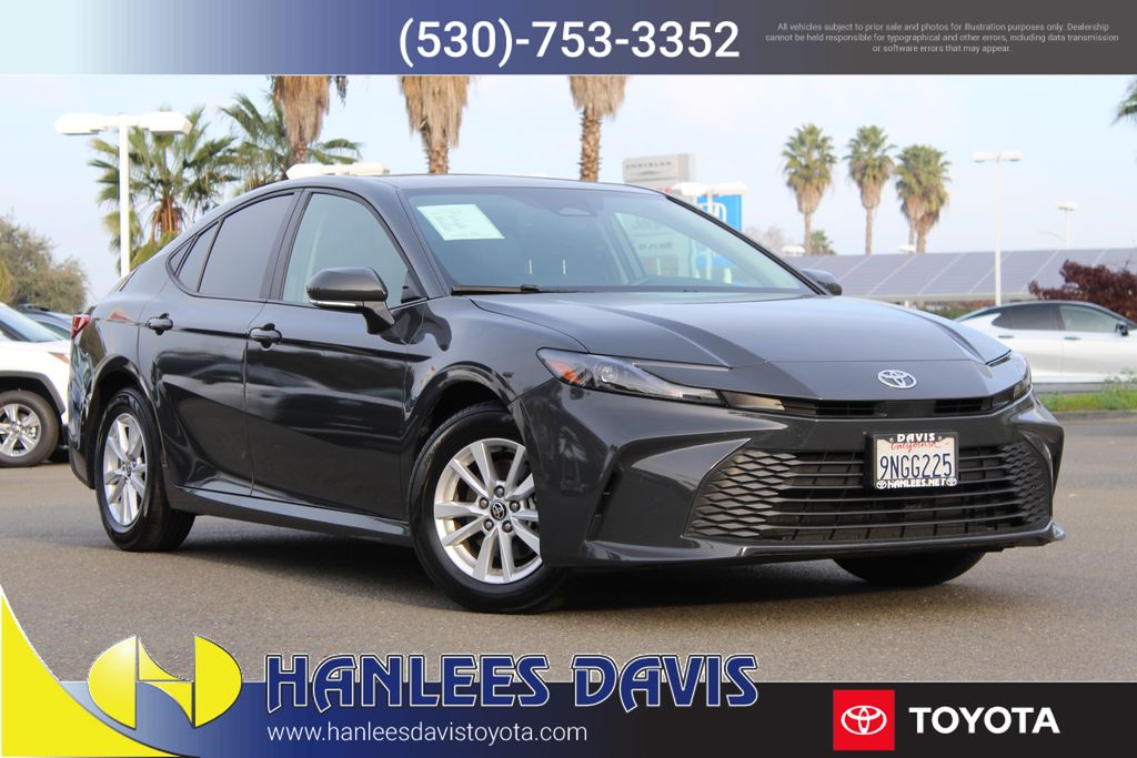 2025 Toyota Camry LE's photo