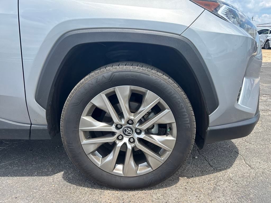 2020 Toyota RAV4 XLE Premium photo 3
