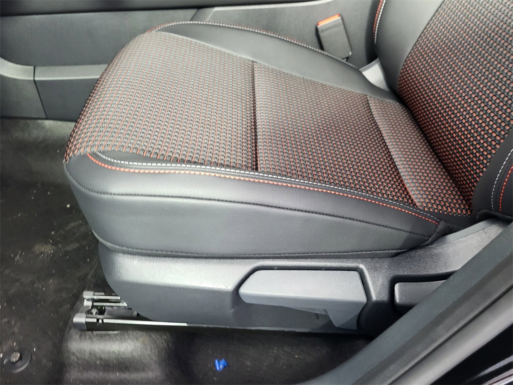 2025 Nissan Kicks SR photo 9