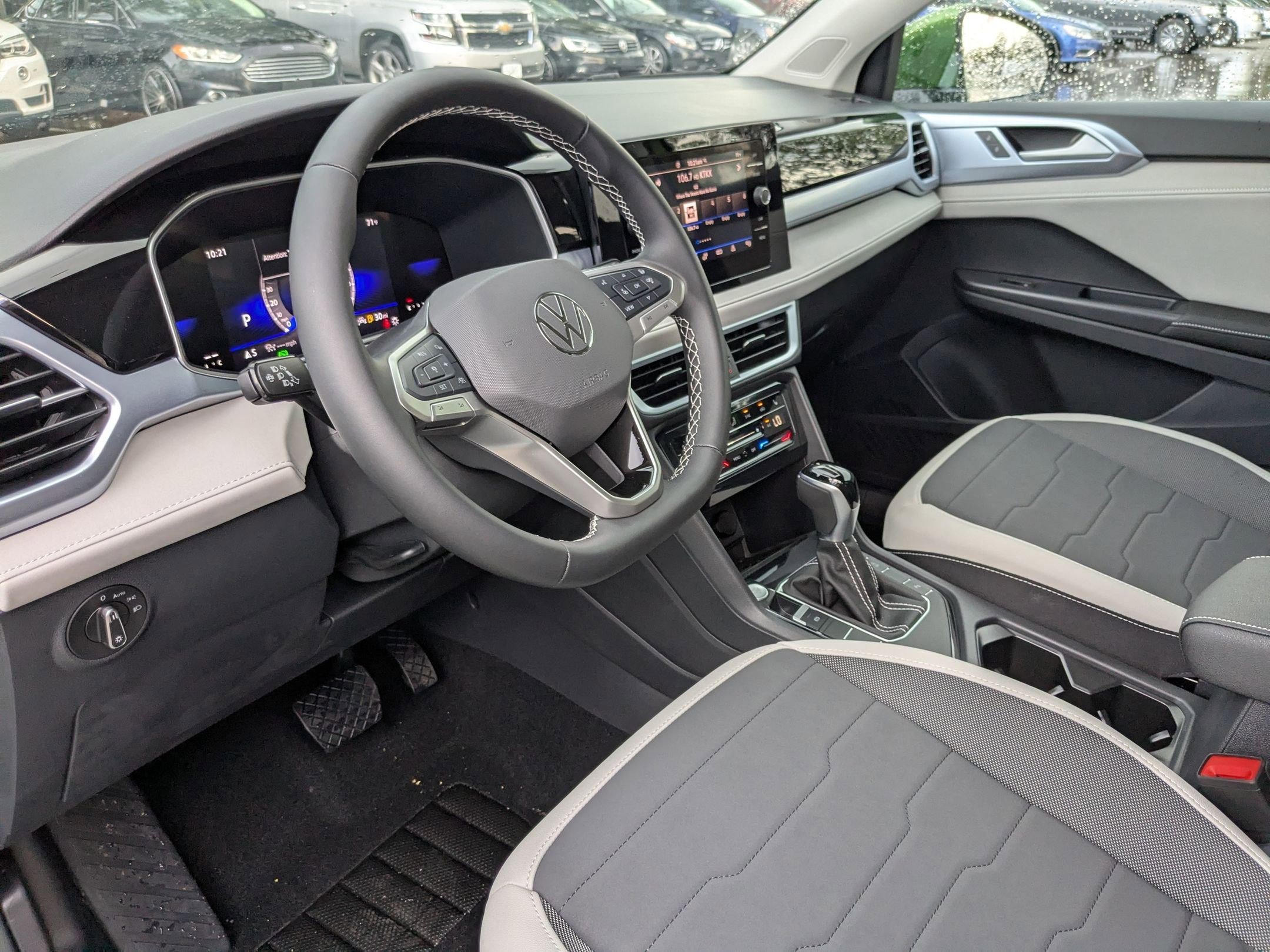 2025 Volkswagen Taos SE photo 4