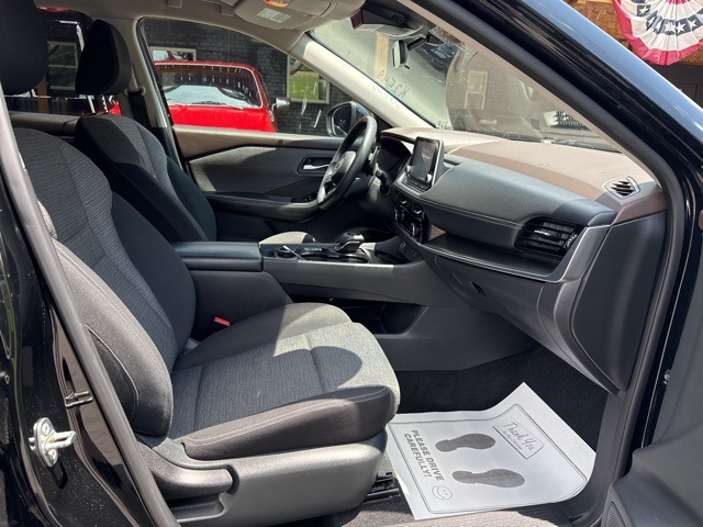 2021 Nissan Rogue SV photo 16
