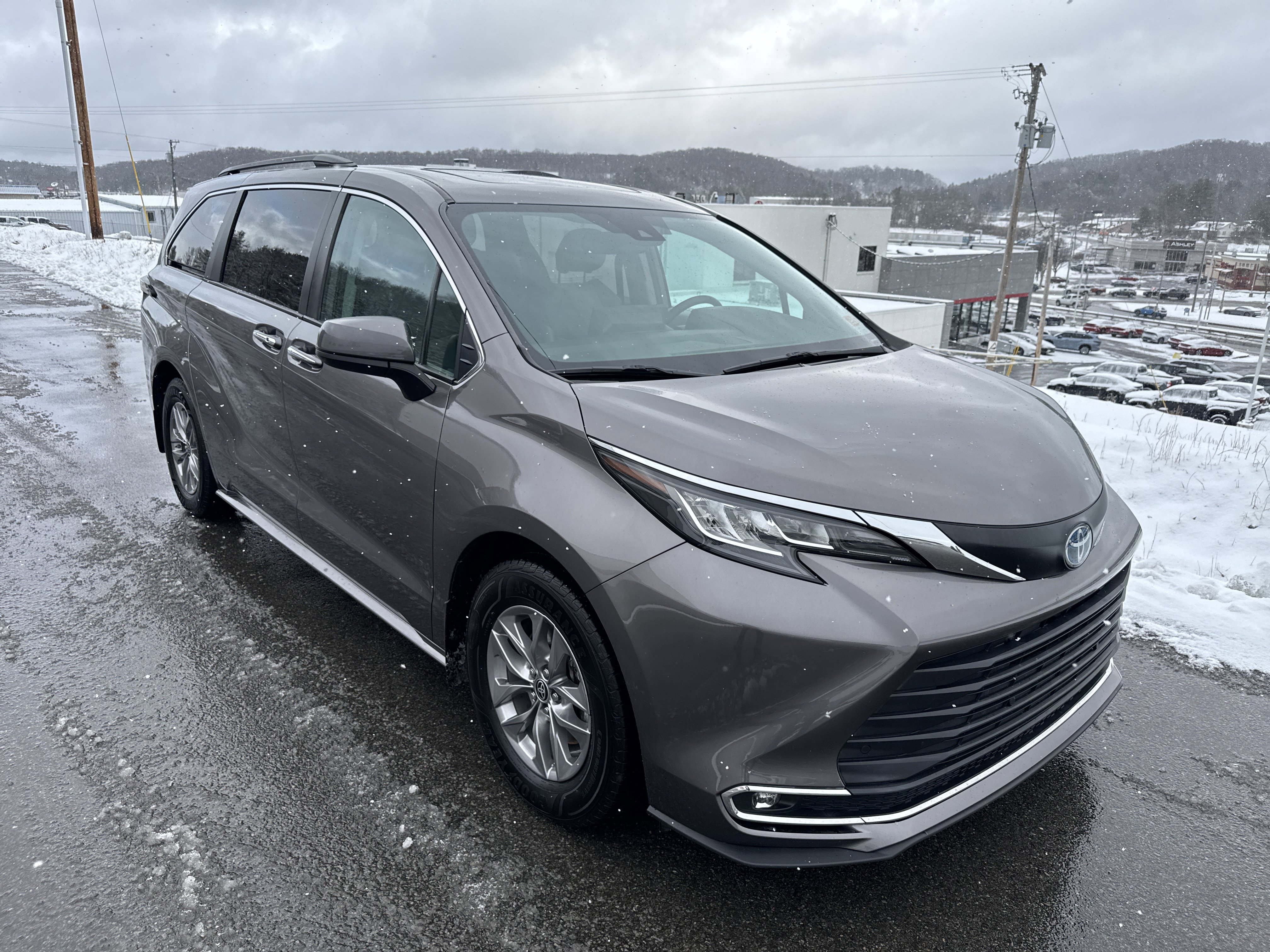 2022 Toyota Sienna XLE's photo