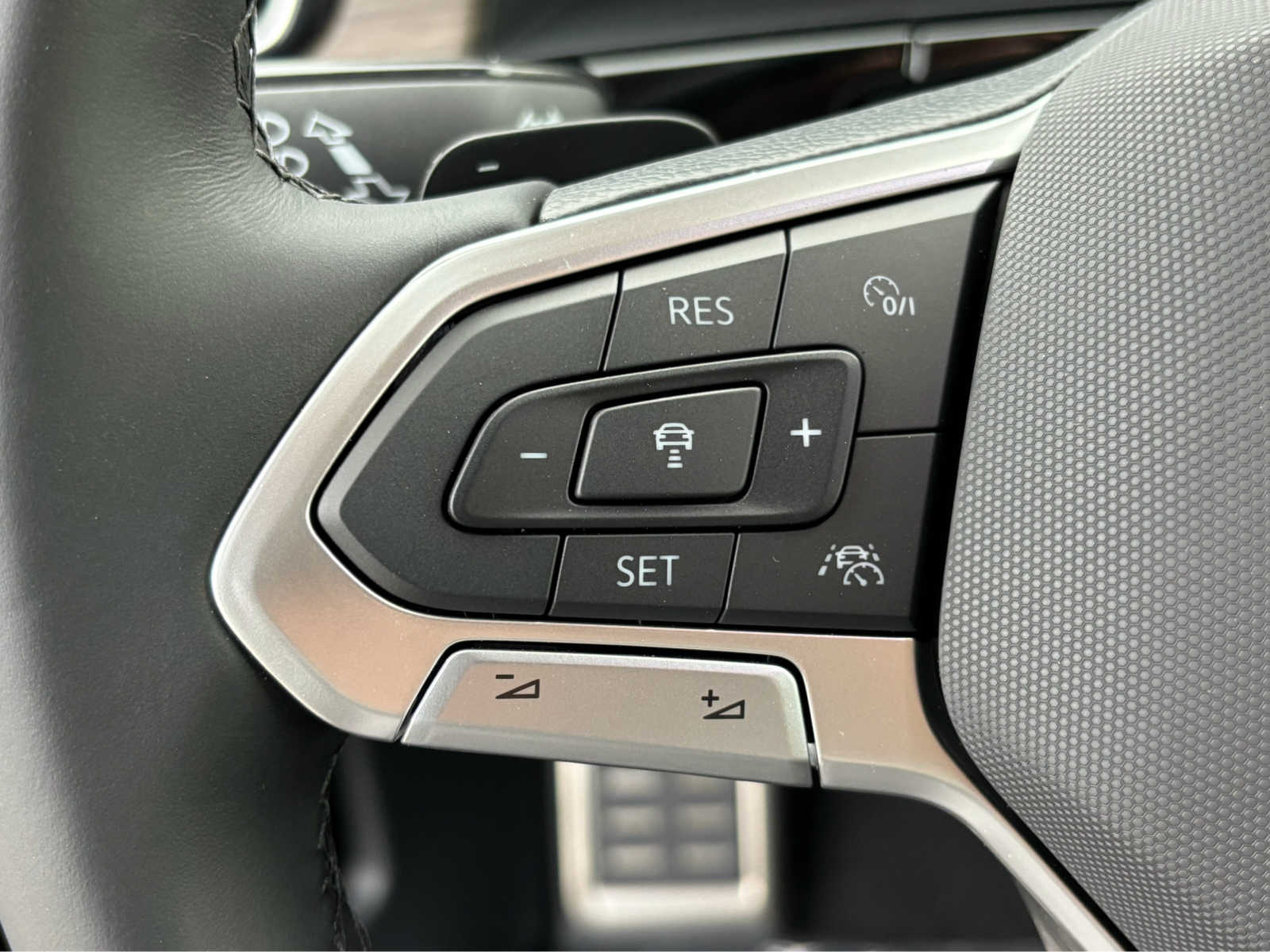 2024 Volkswagen Atlas SEL Premium R-Line photo 16