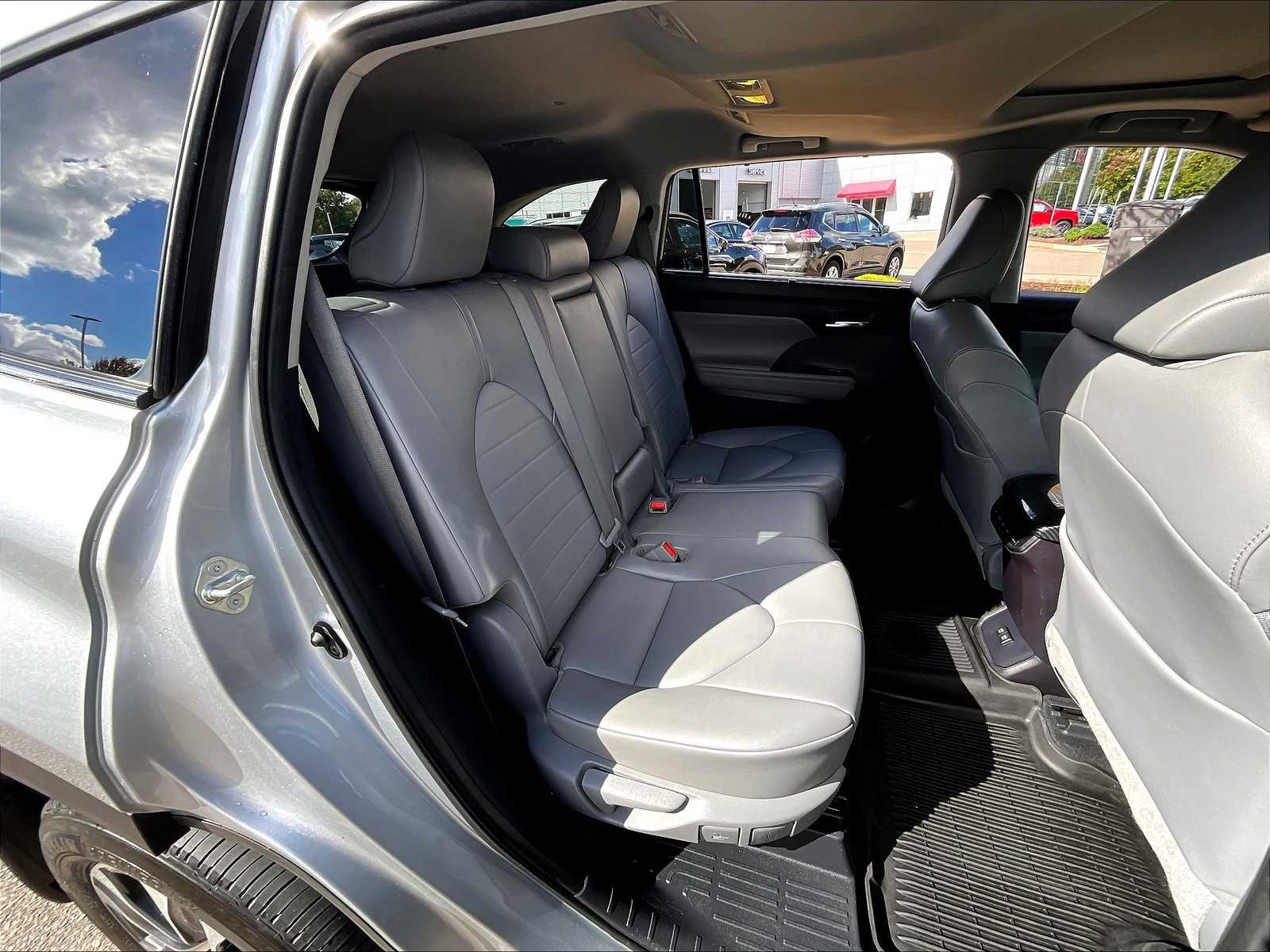 2021 Toyota Highlander XLE photo 16